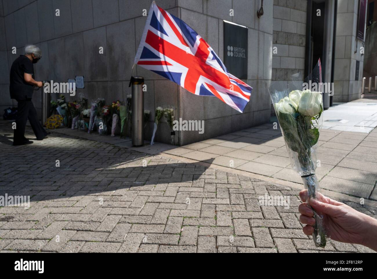 Hong Kong, Chine. 10 avril 2021. Un homme tient un bouquet de fleurs à l'extérieur de l'ambassade Consulat général britannique de Hong Kong après l'annonce de la mort du prince Philip de Grande-Bretagne à Hong Kong. Le prince Philip, mari de la reine Elizabeth II, est décédé à l'âge de 99 ans. (Photo par Miguel Candela/SOPA Images/Sipa USA) crédit: SIPA USA/Alay Live News Banque D'Images