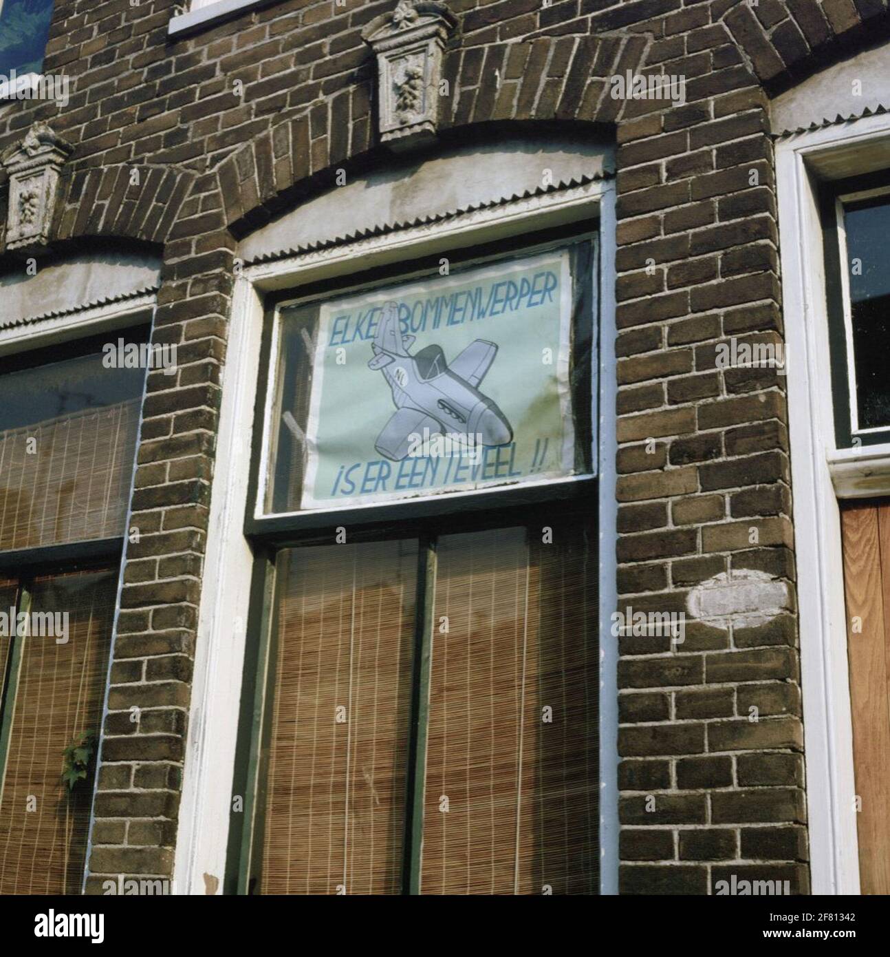 Affiche d'action contre l'aviation militaire sur une fenêtre d'une maison dans la Nieuwstraat à Groningen. "Chaque bombardier est là trop !!". Banque D'Images