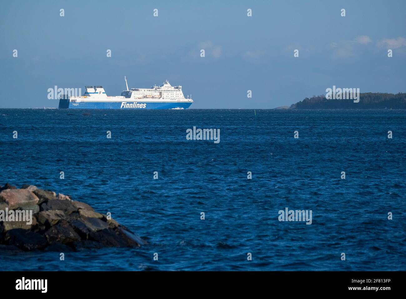 Helsinki / Finlande - 10 AVRIL 2021 : le navire DE fret RORO Finnstar, exploité par Finnlines, quitte le port d'Helsinki. Banque D'Images