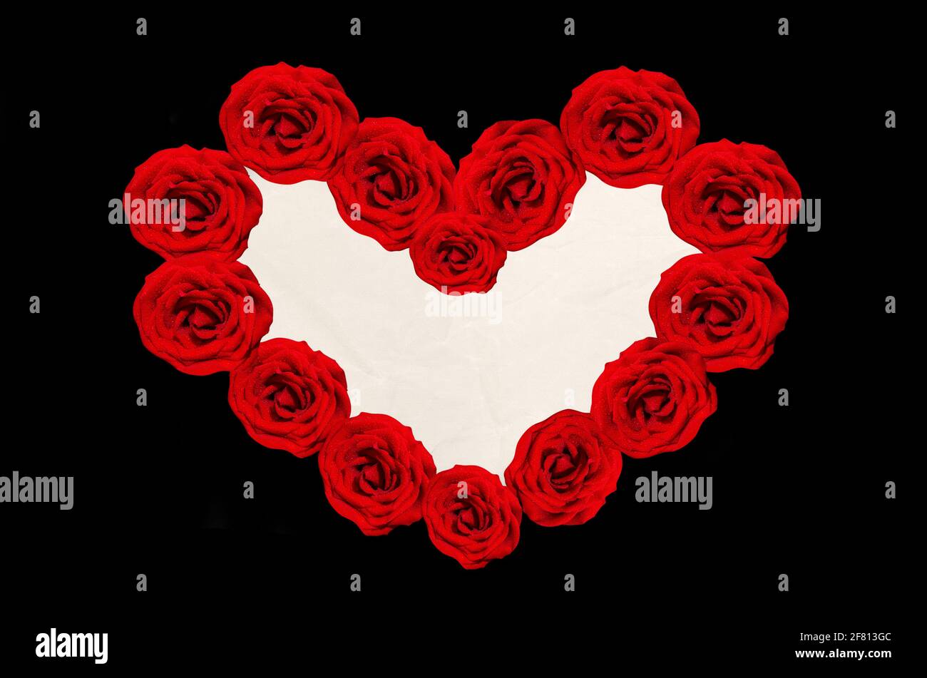 Cadre en forme de coeur de roses rouges pour le texte sur un noir arrière-plan Banque D'Images