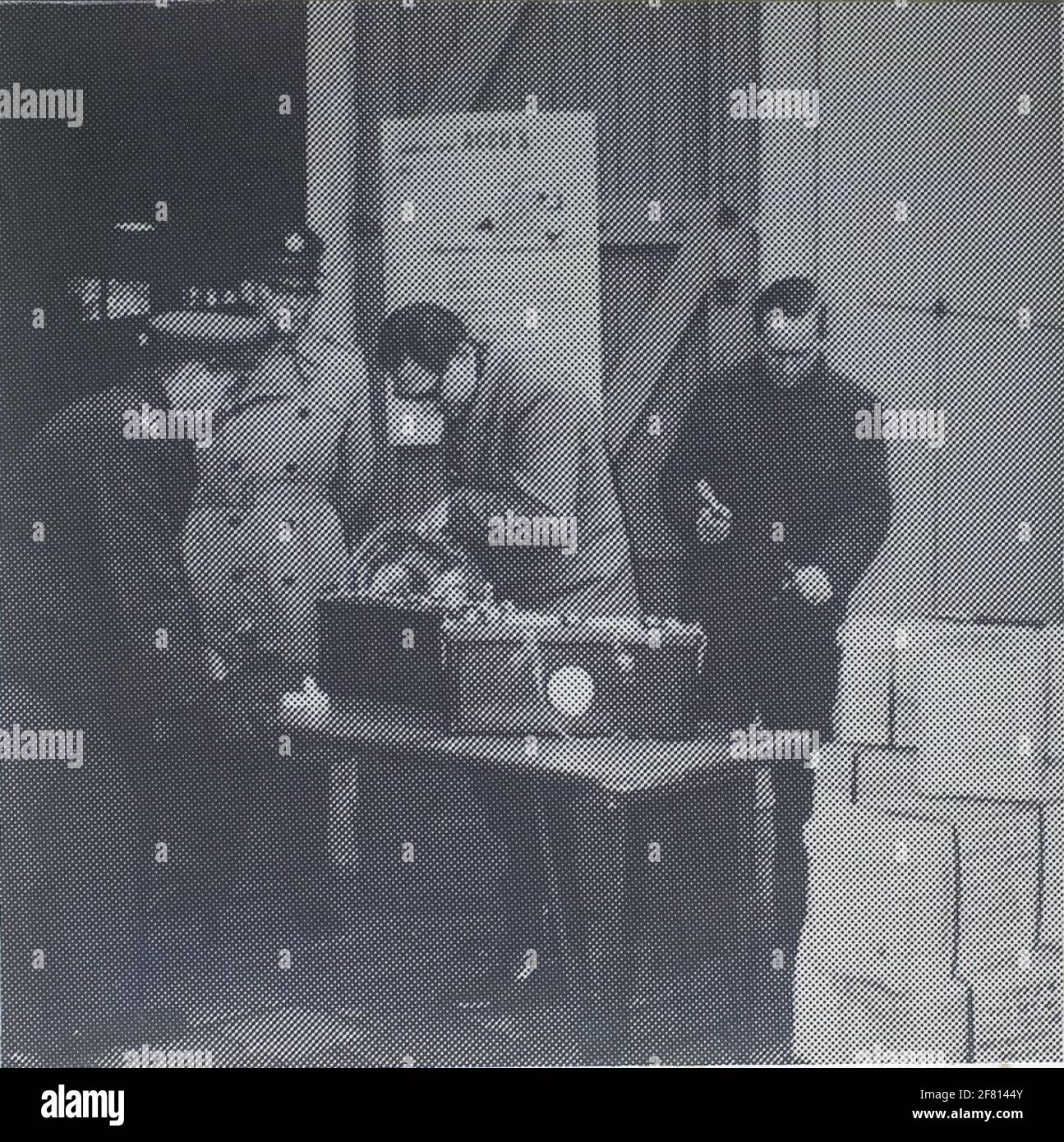 Photo prise à partir d'un document imprimé lors de mesures effectuées sur des batteries de démarrage. Banque D'Images