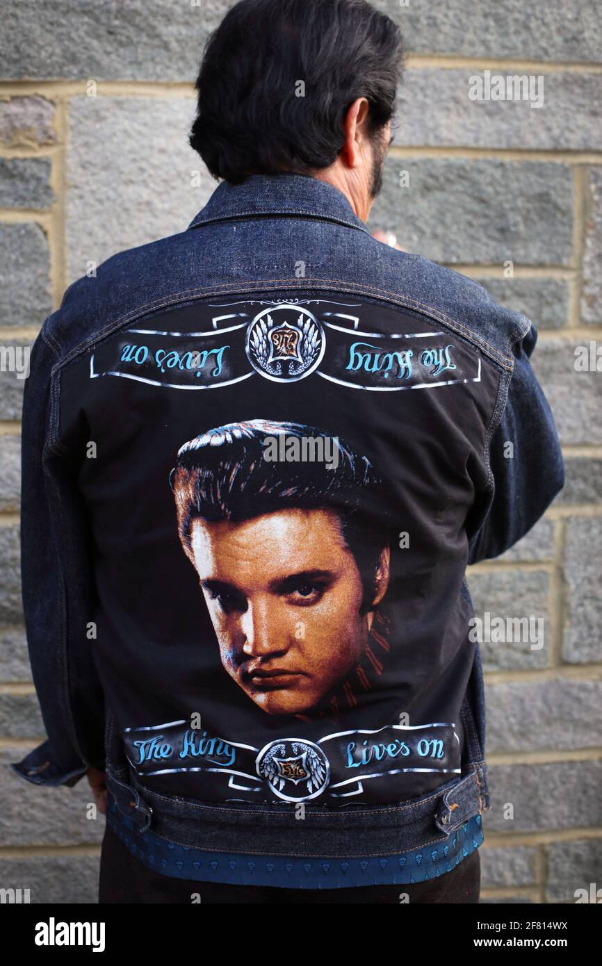 Vue arrière d'un homme portant une veste de Jean avec Elvis .Rocker Jean  Veste avec patch Elvis Presley Photo Stock - Alamy