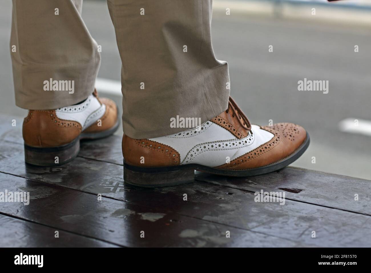 Gros plan sur un homme portant des chaussures de rigue bicolores. Banque D'Images