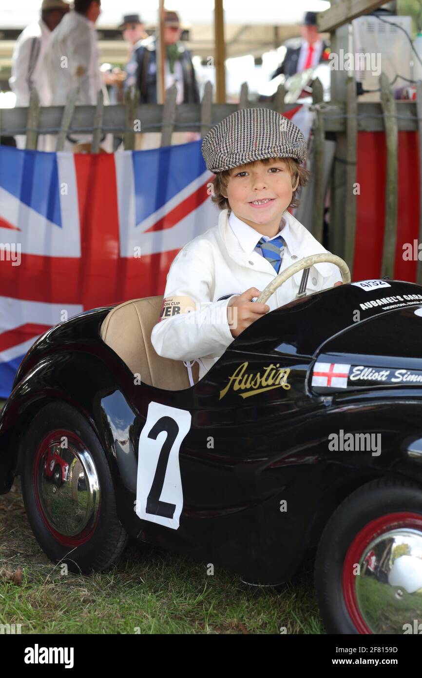 Jeune garçon avec des voitures à pédales Austin J40 à la Goodwood Revival Meeting à Chichester, West Sussex, Royaume-Uni. Banque D'Images