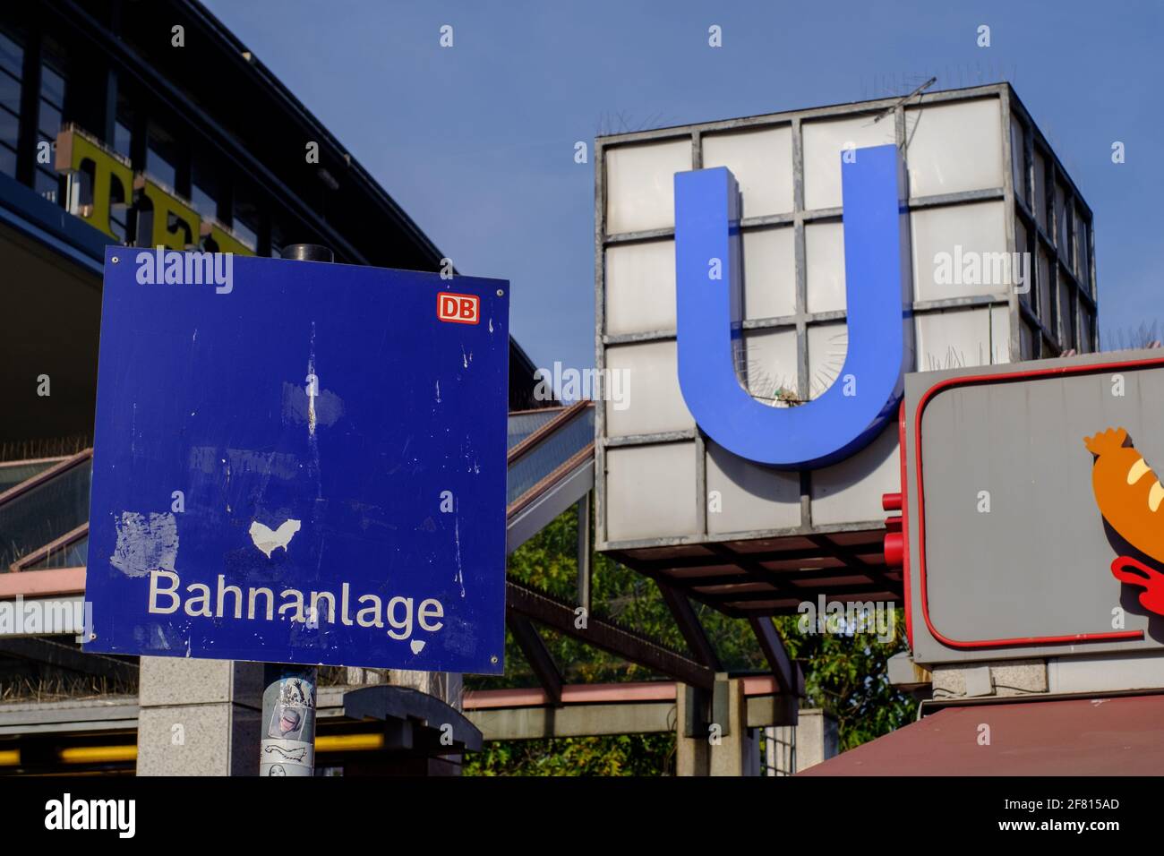 Signalisation à la gare du zoo de Berlin à Berlin, Allemagne en octobre 2018. Banque D'Images