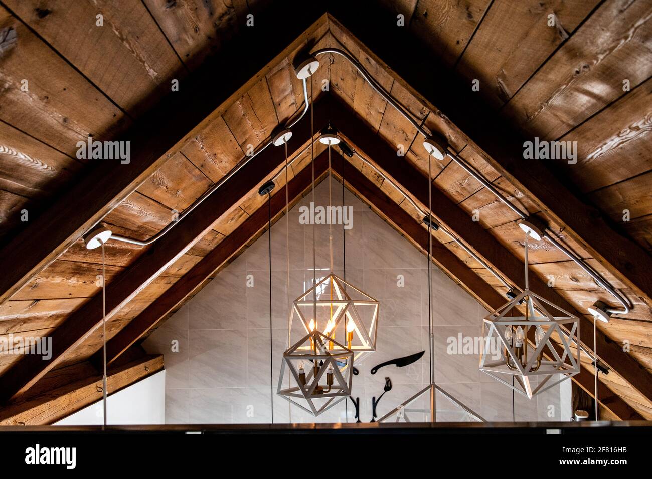 vue sur les lampes suspendues d'une rood en bois Banque D'Images