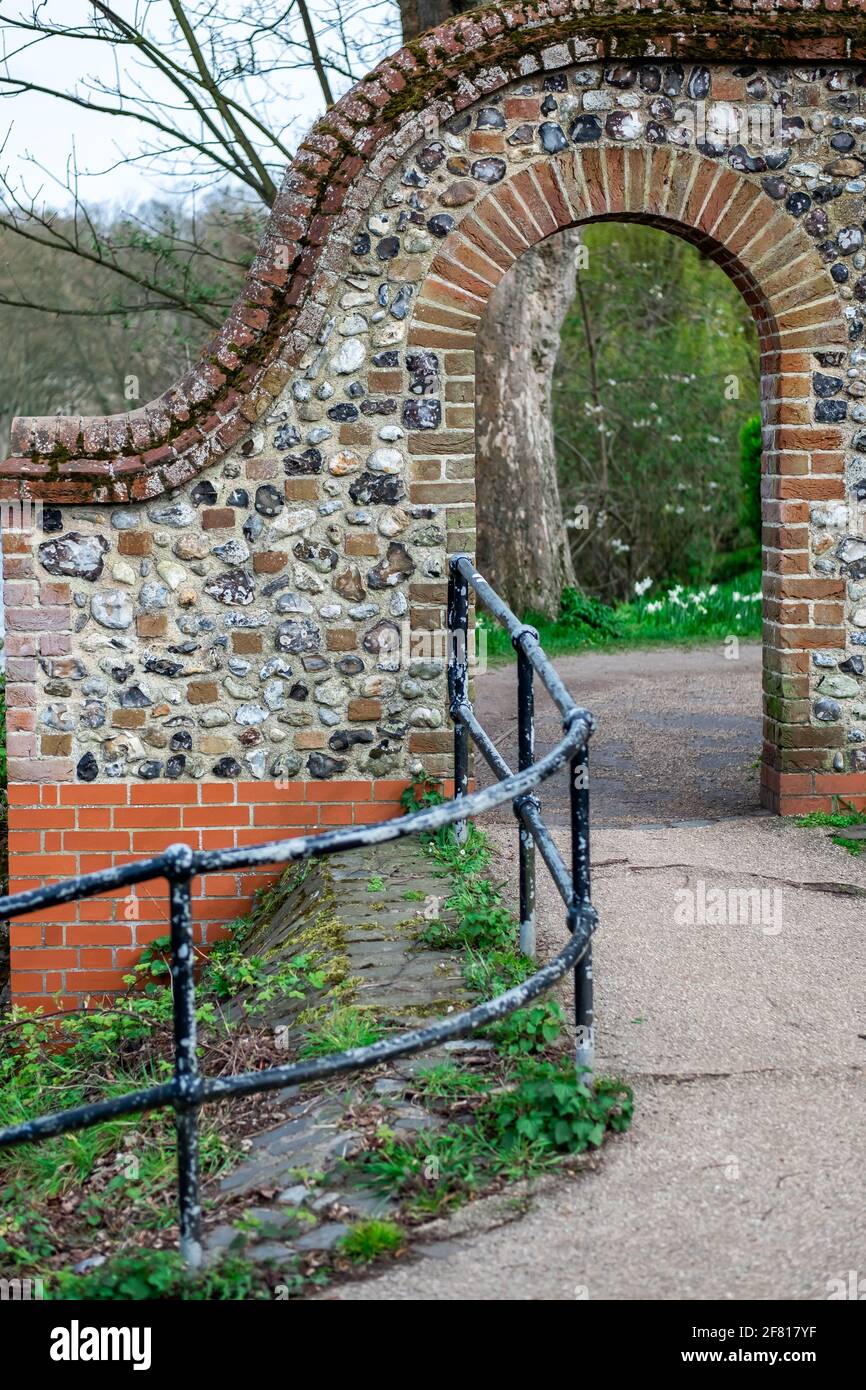 Le mur de silex et l entr e de l arche de Riverside Walk le long