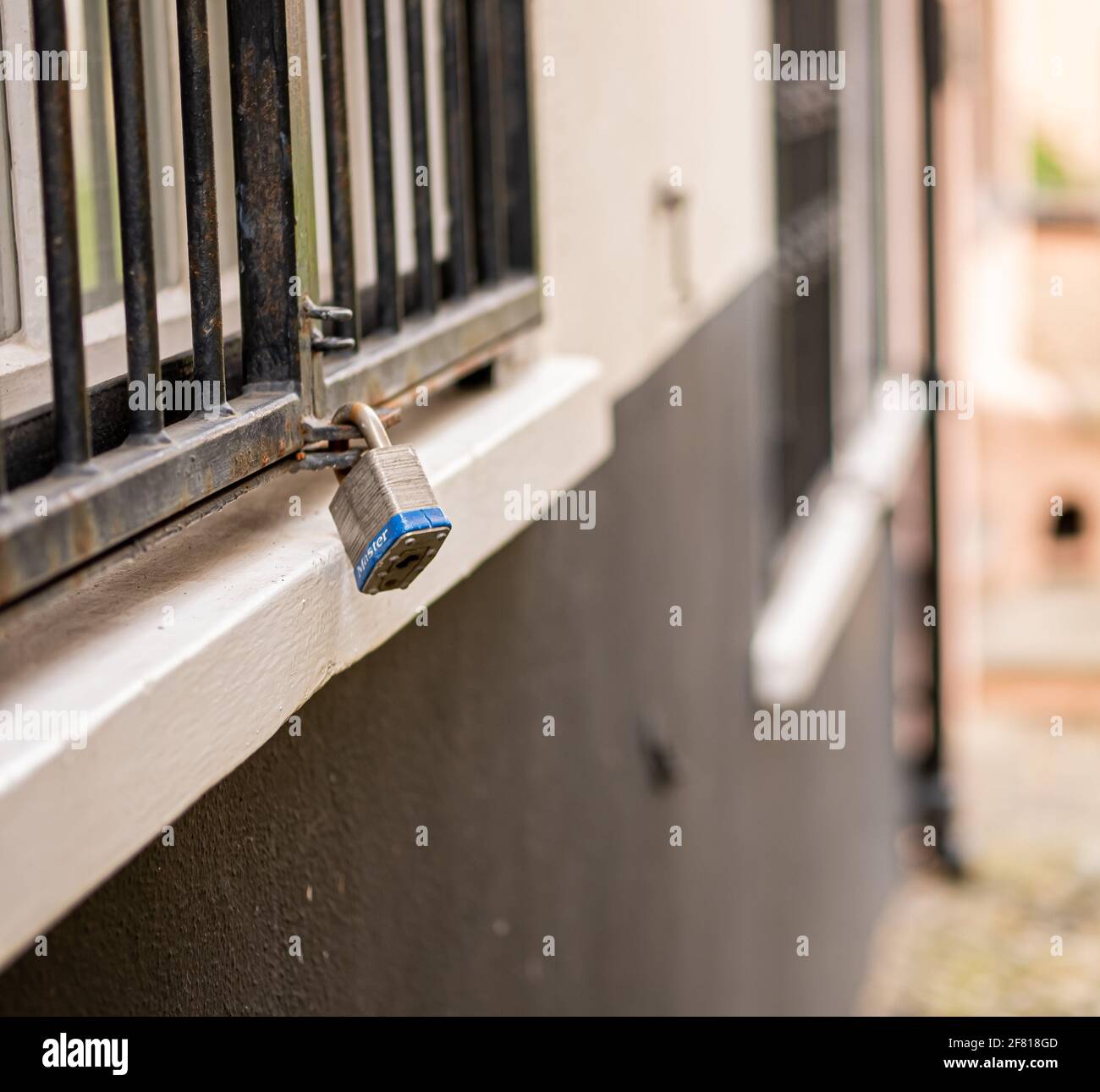 Gros plan d'un cadenas fixant les barres au-dessus d'une fenêtre Dans la ville de Norwich Banque D'Images