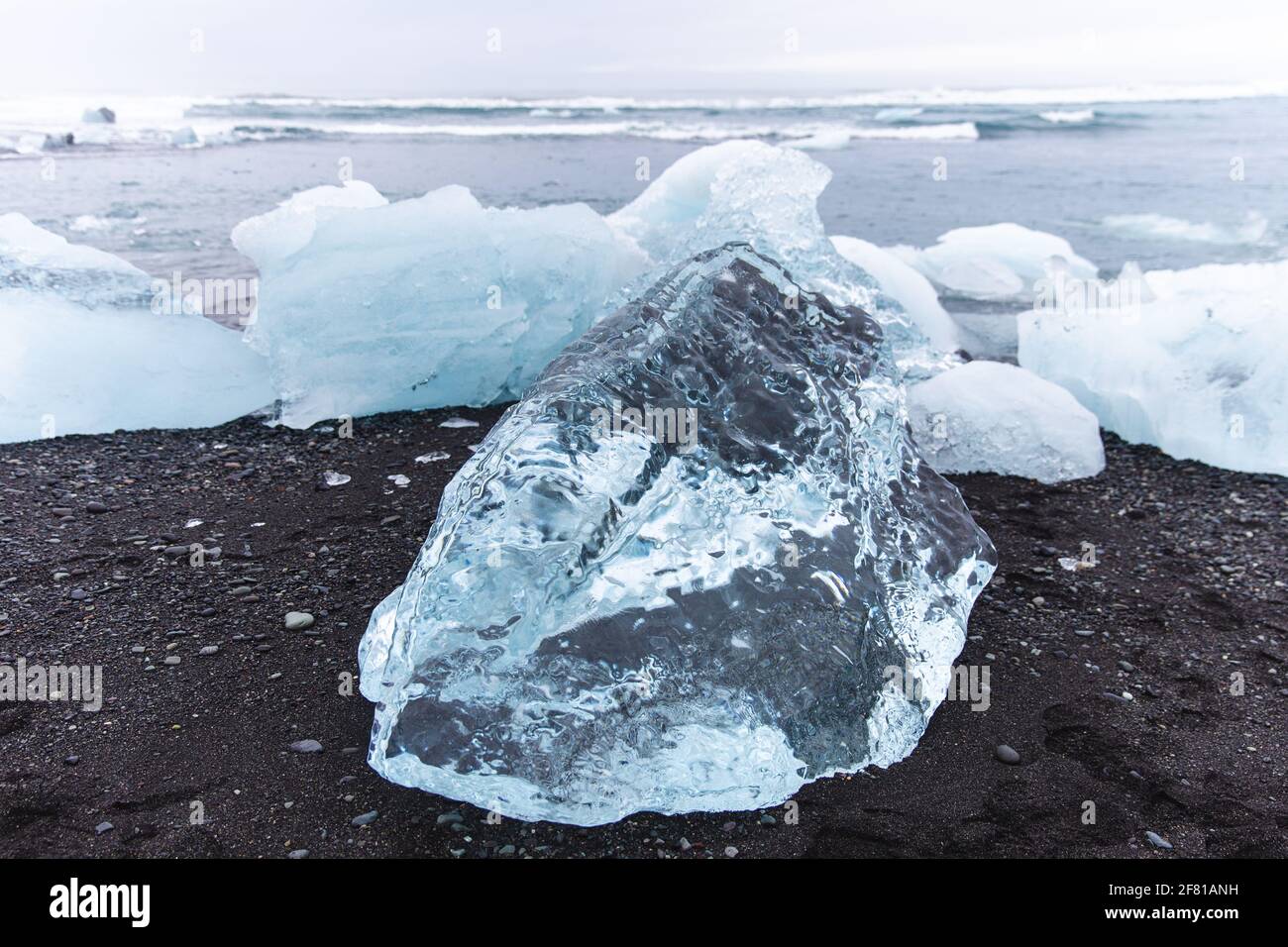 vue sur les débris de glacier sur une plage noire sur une gris et nuageux jour Banque D'Images