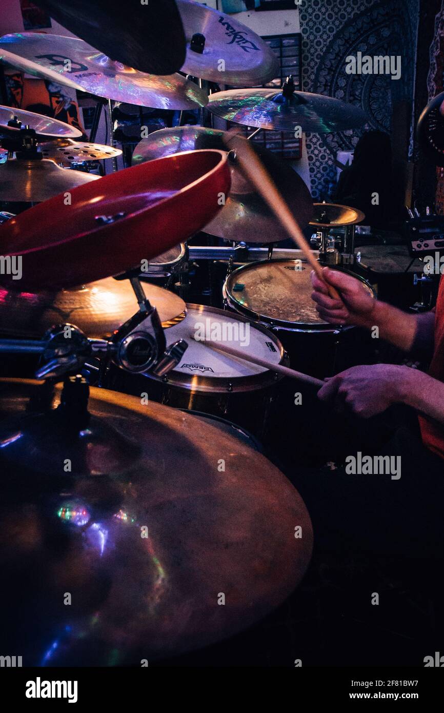 Batterie, gros plan des mains, museau, cymbales Banque D'Images