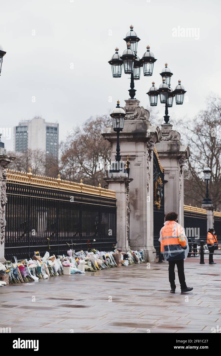 Cité de Westminster, Londres | Royaume-Uni - 2021.04.10 : officiers de sécurité au palais de Buckingham lors de l'hommage au prince Philip Banque D'Images