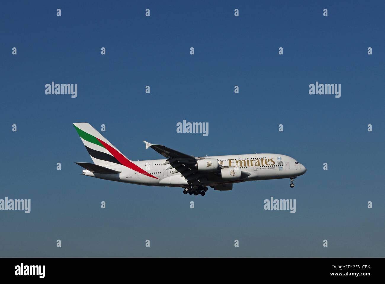 Düsseldorf, Allemagne - 16 février 2016 : Airbus A380-800 d'Emirates Airline à l'aéroport de Düsseldorf lors de l'approche finale Banque D'Images