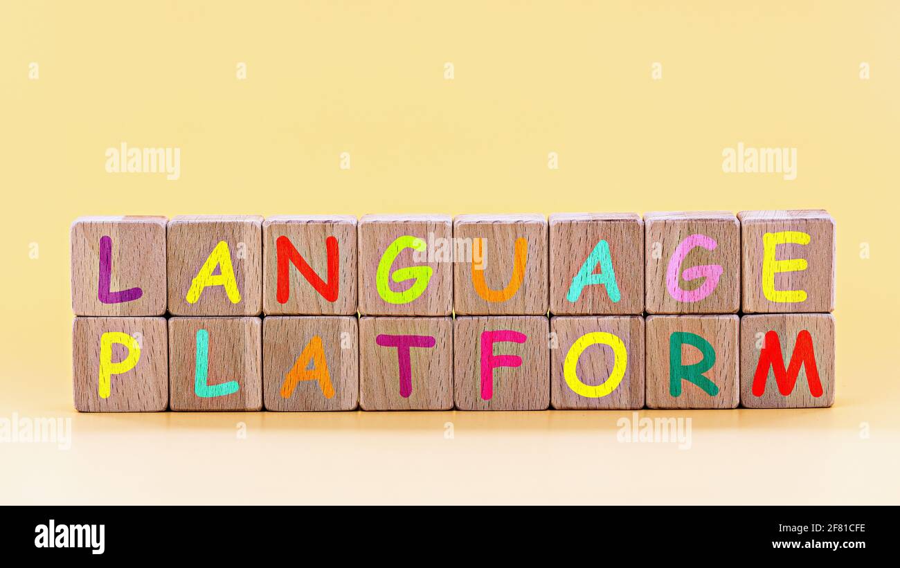 photo sur le thème de la plate-forme linguistique. cubes en bois avec les mots 'language platform', sur fond jaune clair Banque D'Images
