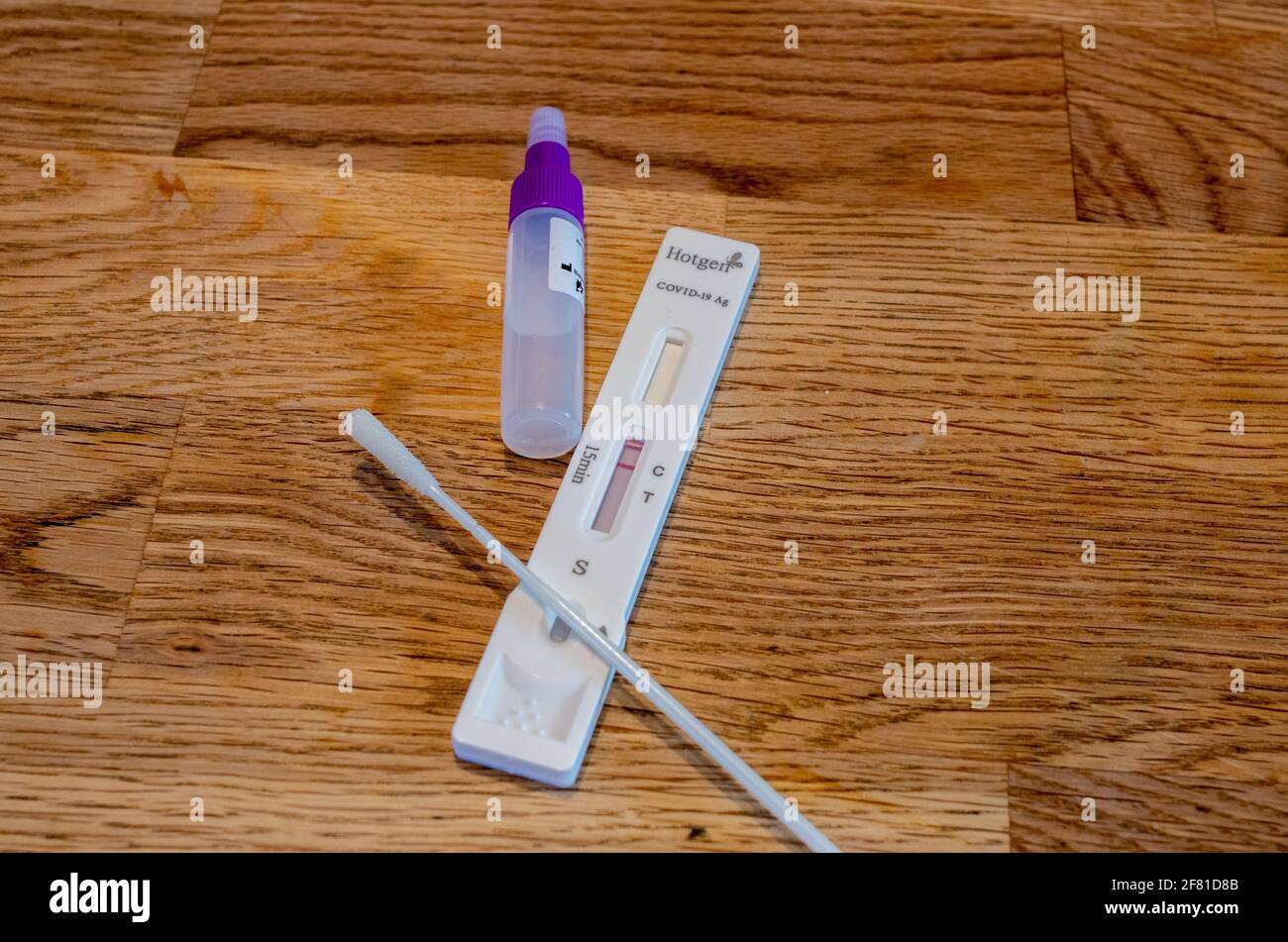 BAMBERG, ALLEMAGNE - 8.4.2021. Kit de test de salive d'antigène Covid-19 avec échantillon en plastique pour une vérification rapide du coronavirus par Hotgen. Banque D'Images