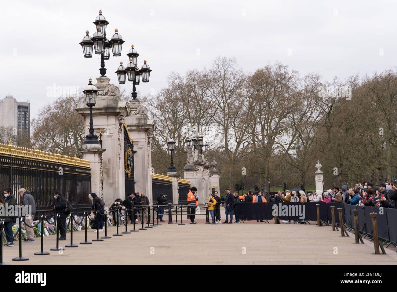 Les gens posent des hommages floraux au duc d'Édimbourg à l'extérieur de Buckingham Palace, Londres Banque D'Images