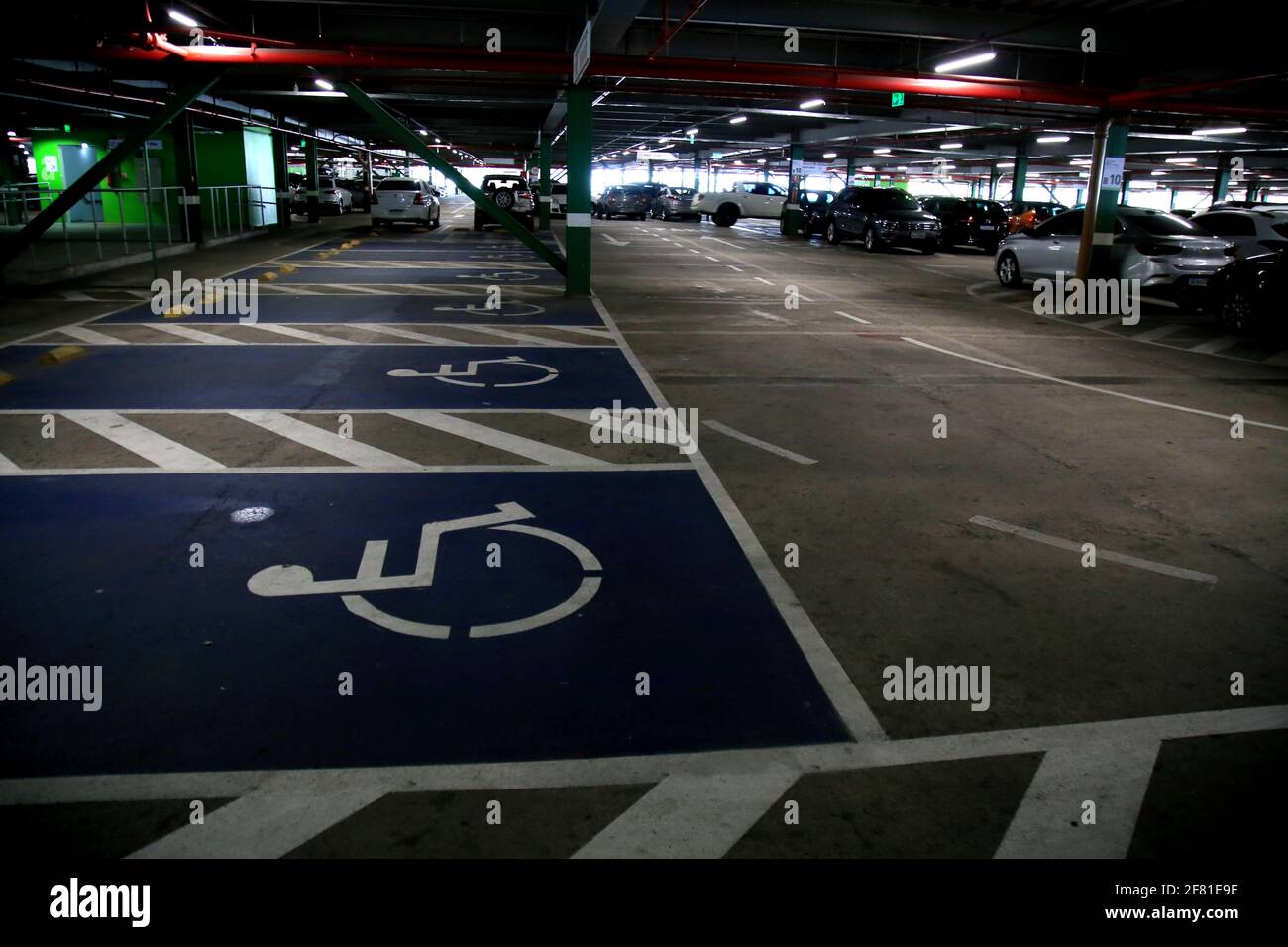 salvador, bahia, brésil - 23 décembre 2020 : espace réservé aux personnes en fauteuil roulant dans une place de stationnement à l'aéroport international de la ville de Salvado Banque D'Images