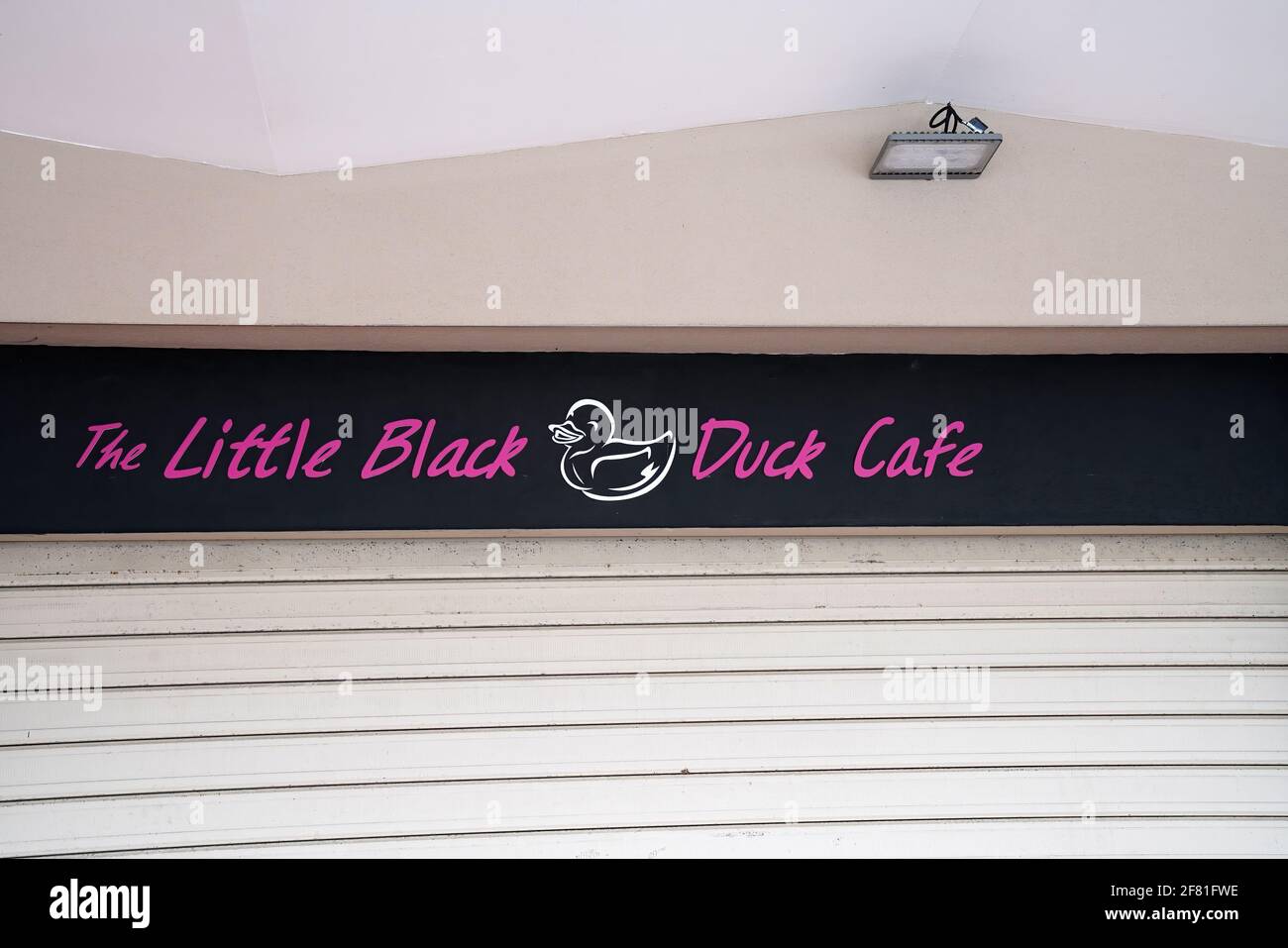 Yeppoon, Queensland, Australie - avril 2021 : affiche de café avec dessin de canard sur le mur d'affaires Banque D'Images