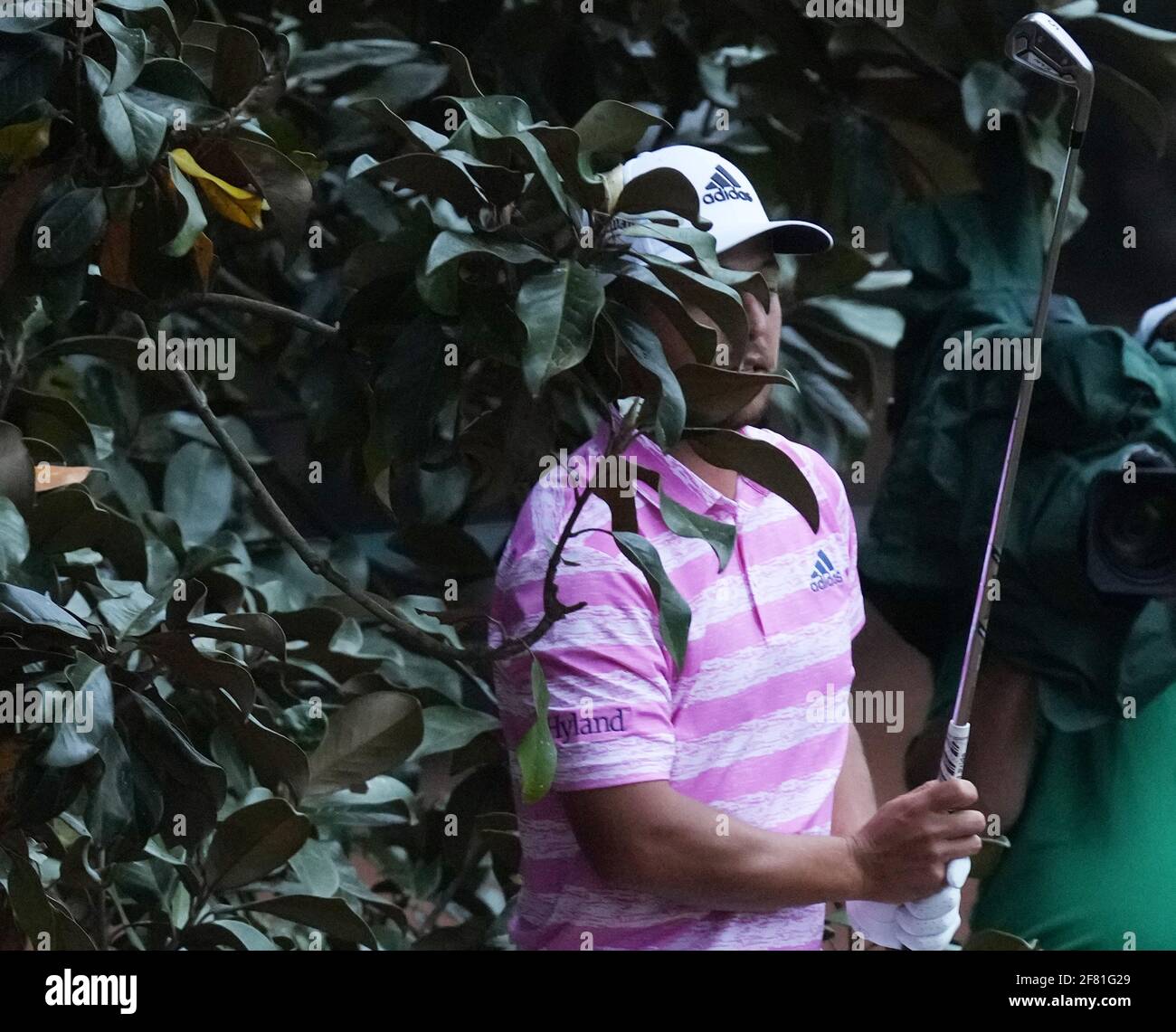 Augusta, États-Unis. 10 avril 2021. Xander Schauffele est sorti des arbres lors du troisième tour du tournoi de Masters 2021 au Augusta National Golf Club, Géorgie, le samedi 10 avril 2021. Photo de Kevin Dietsch/UPI crédit: UPI/Alay Live News Banque D'Images