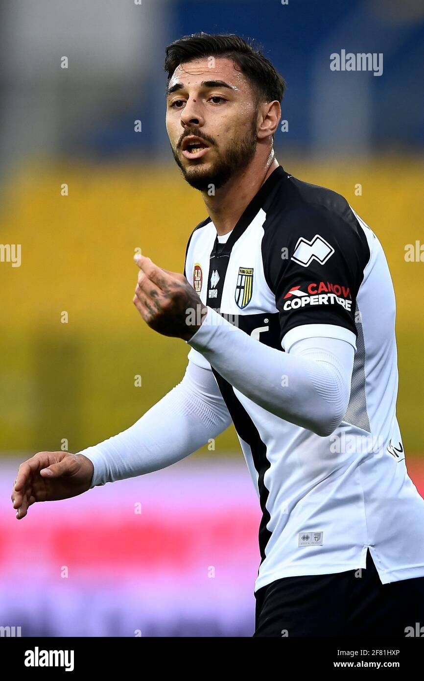 Parme, Italie - 10 avril 2021 : Giuseppe Pezzella de Parme Calcio gestes pendant la série UN match de football entre Parme Calcio et AC Milan. L'AC Milan a remporté 3-1 contre Parme Calcio. Credit: Nicolò Campo/Alay Live News Banque D'Images