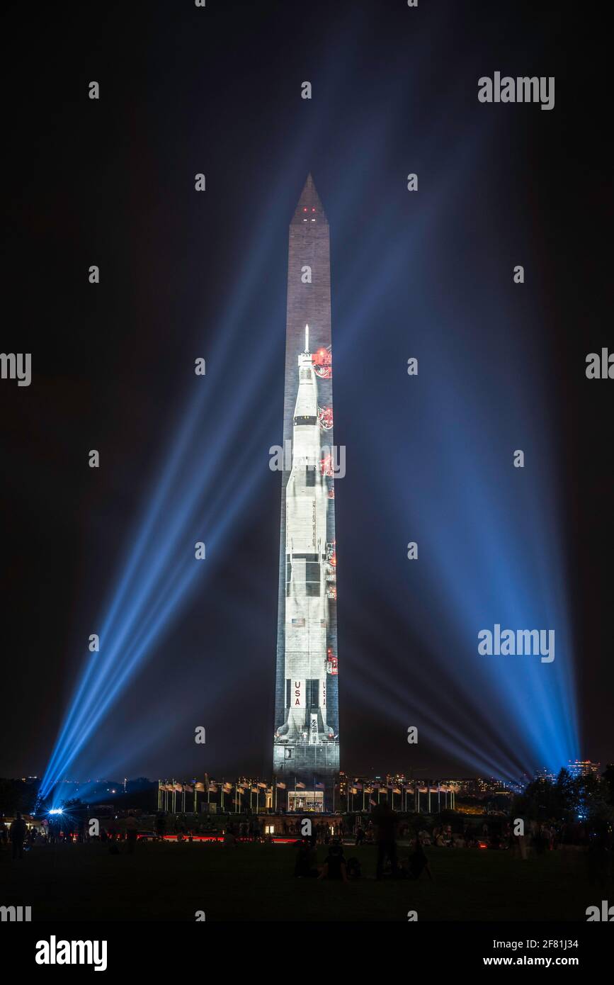 La fusée Apollo Saturn V 11 a été projetée sur le Washington Monument pour célébrer le 50e anniversaire de l'atterrissage de la Lune en 1969. Banque D'Images