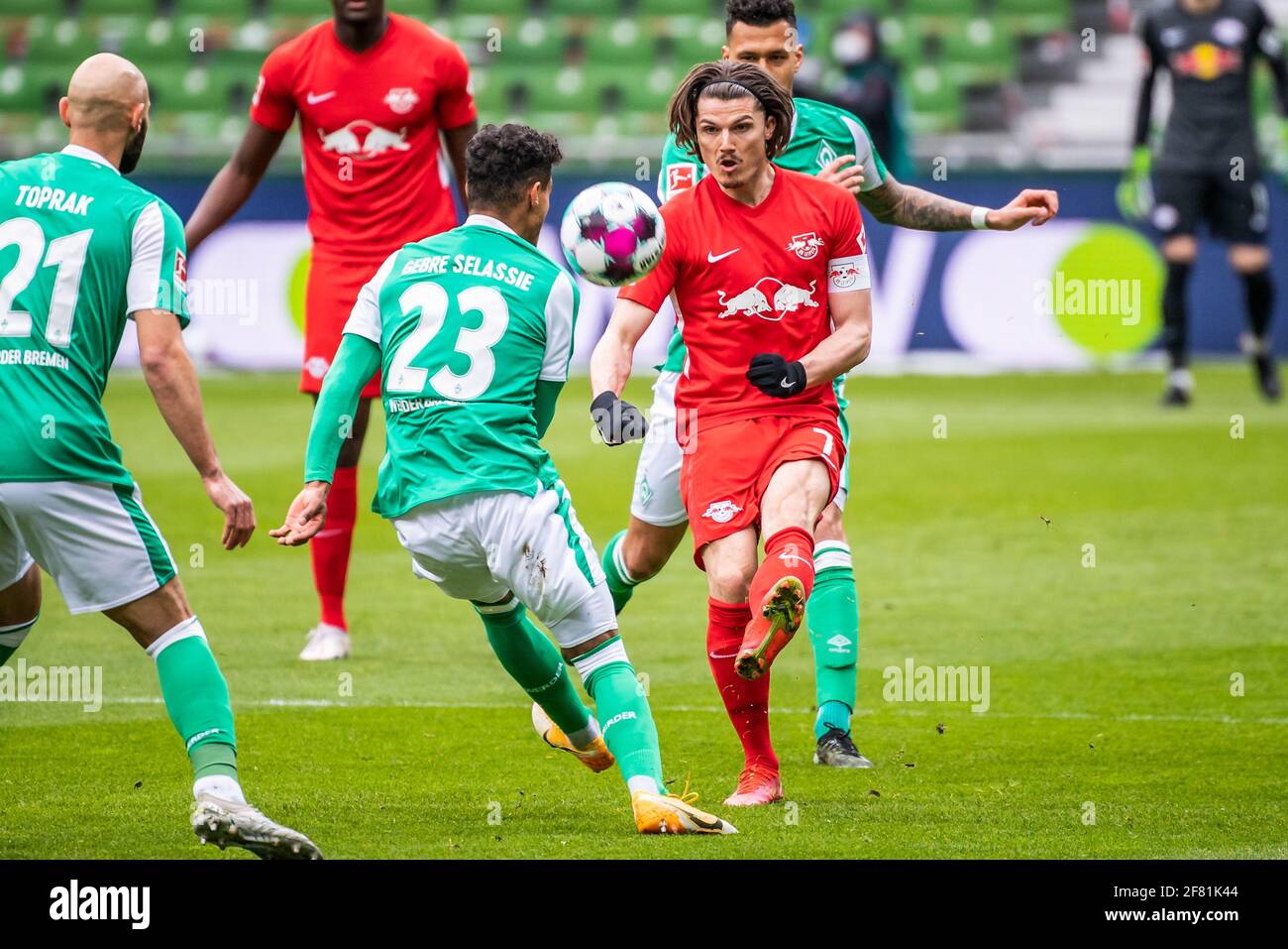 Brême, Allemagne. 10 avril 2021. Marcel Sabitzer (2e R) de Leipzig passe le ballon sous la défense de Theodor Gebre Selassie de Brême lors d'un match allemand de Bundesliga entre SV Werder Bremen et RB Leipzig à Brême, Allemagne, le 10 avril 2021. Credit: Kevin Voigt/Xinhua/Alay Live News Banque D'Images