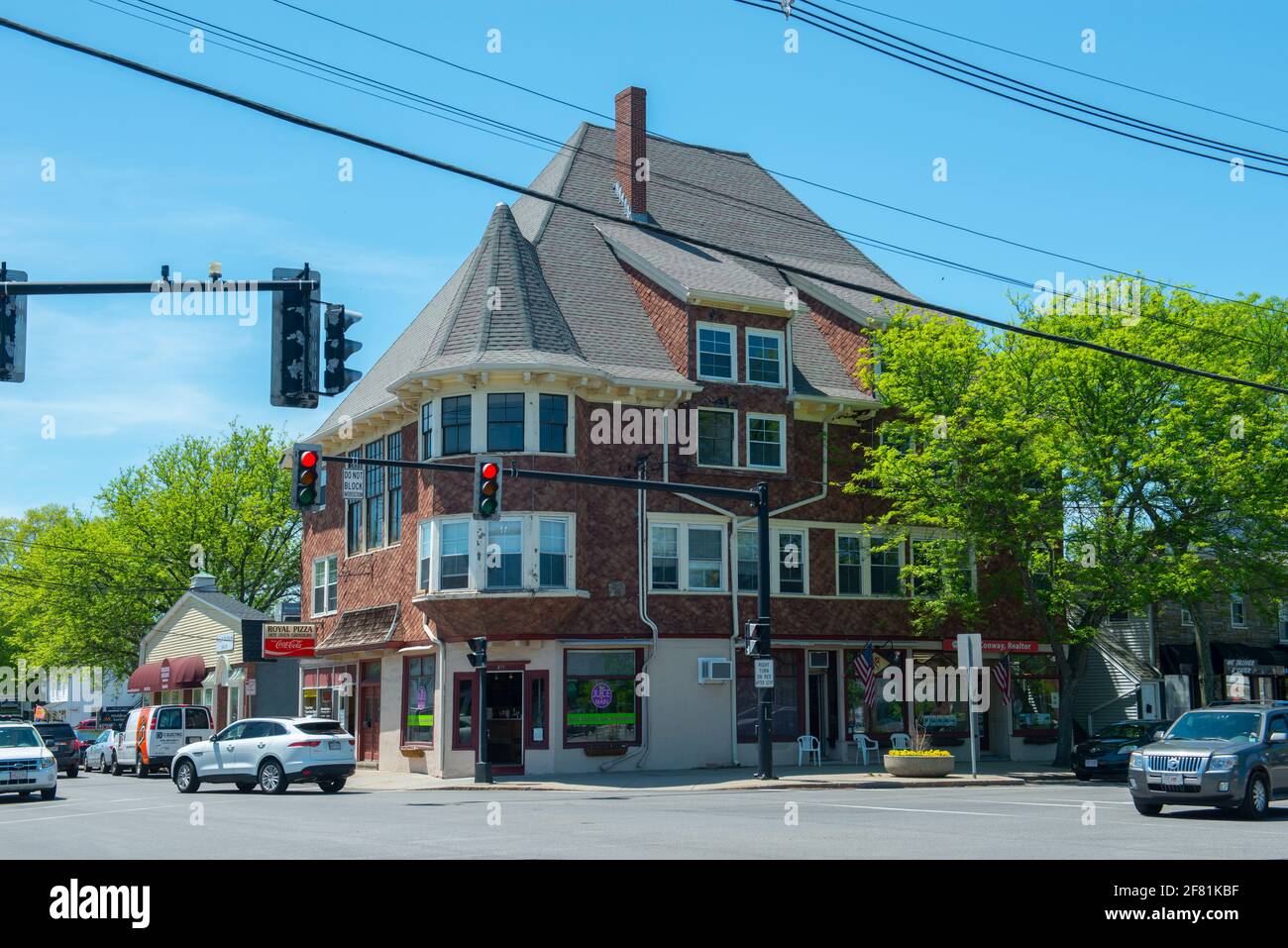 Bâtiment commercial historique sur main Street à North Street dans le centre-ville historique de Medfield en été, Medfield, Boston Metro West Area, ma, Etats-Unis. Banque D'Images