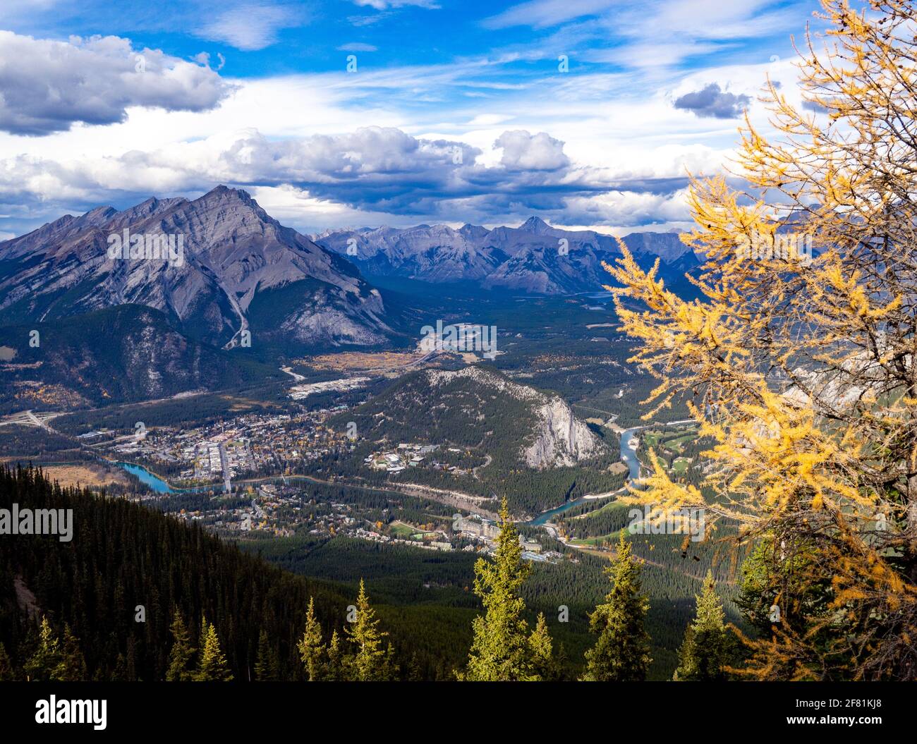 vue en plein angle d'une vallée en été dans le montagnes avec une ville avec un arbre jaune dans le premier plan Banque D'Images