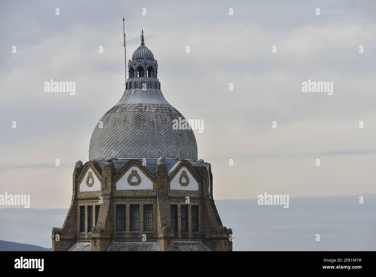 Une vue fascinante du dôme de la synagogue au centre de Novi triste Banque D'Images