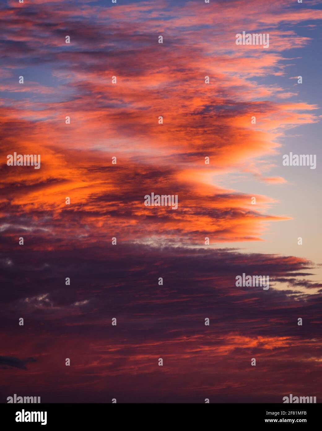 Des nuages colorés dans le ciel au coucher du soleil dans le parc national de Shenandoah pendant l'été. Banque D'Images