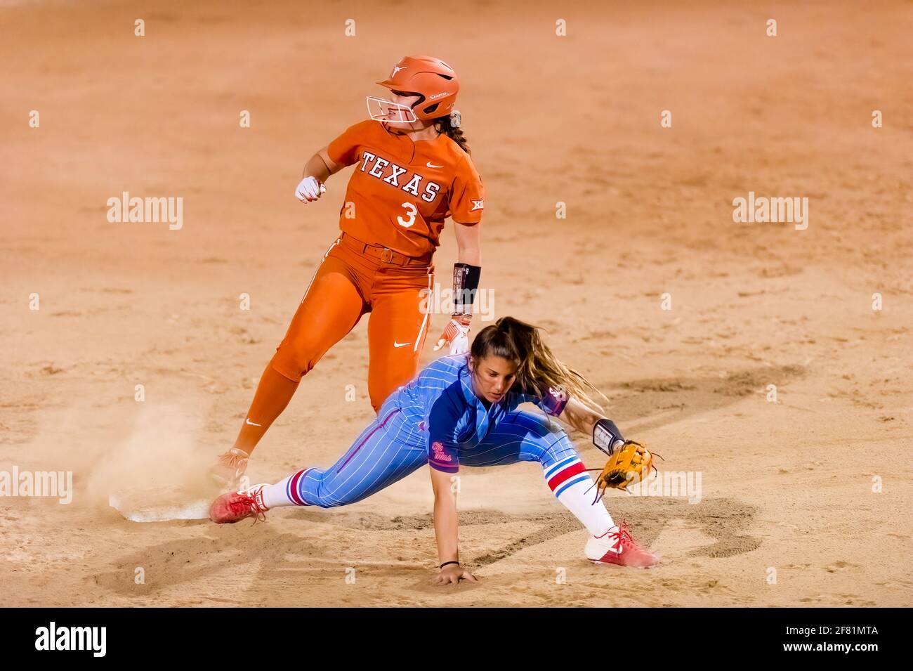 Un joueur de Longhorn du Texas tente UNE base volée contre Les rebelles de Ole Miss se glissent dans la deuxième base Banque D'Images