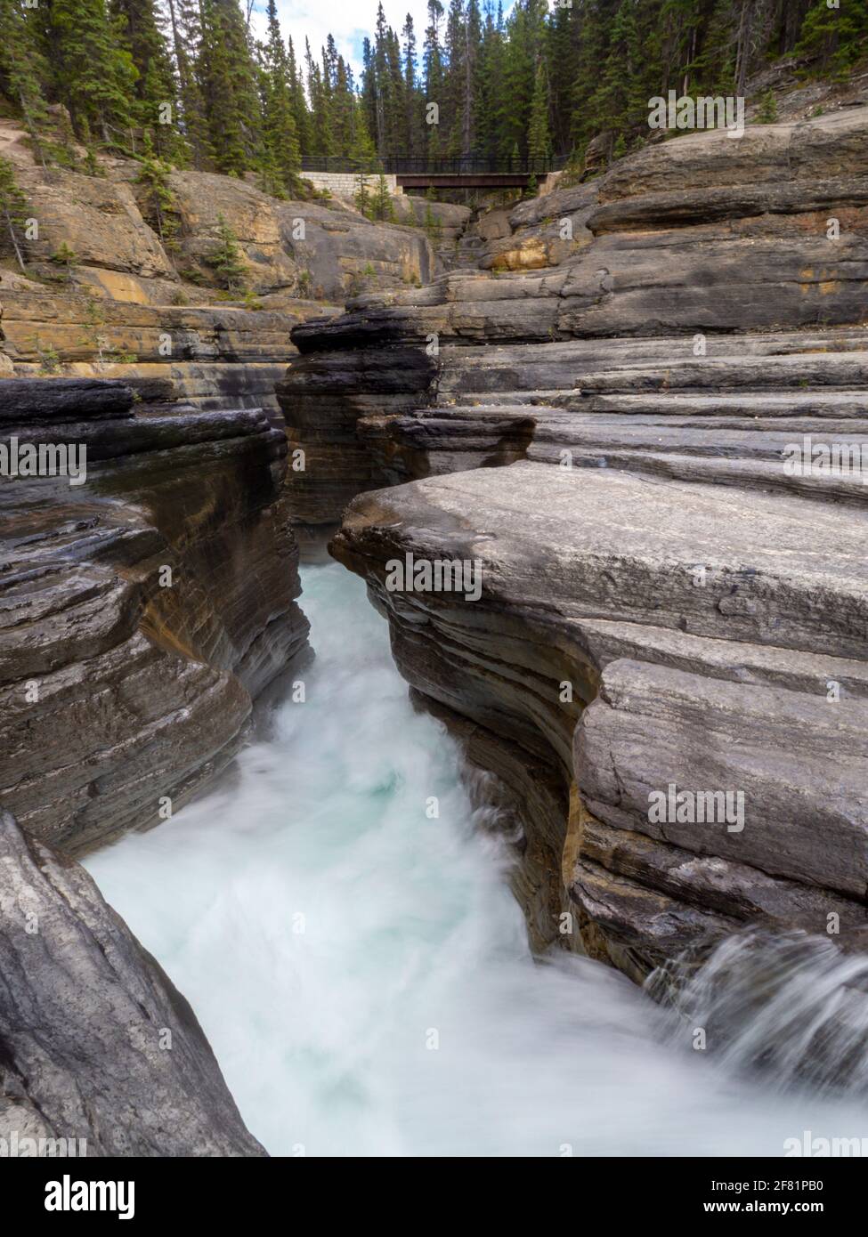 l'eau forgeant son chemin dans les rochers dans le désert Banque D'Images