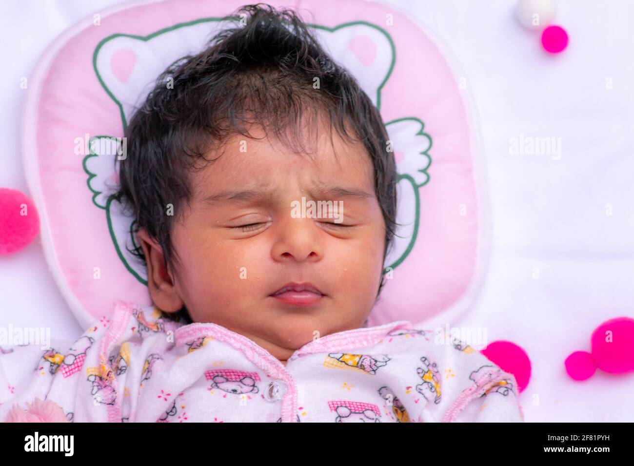 Mignon Nouveau Ne Bebe Filles Fete D Anniversaire D Un Mois Seance Photo Napping Et Le Temps De Rever Pour L Adorable Bebe Gros Plan Vue De La Tete Photo Photo Stock Alamy