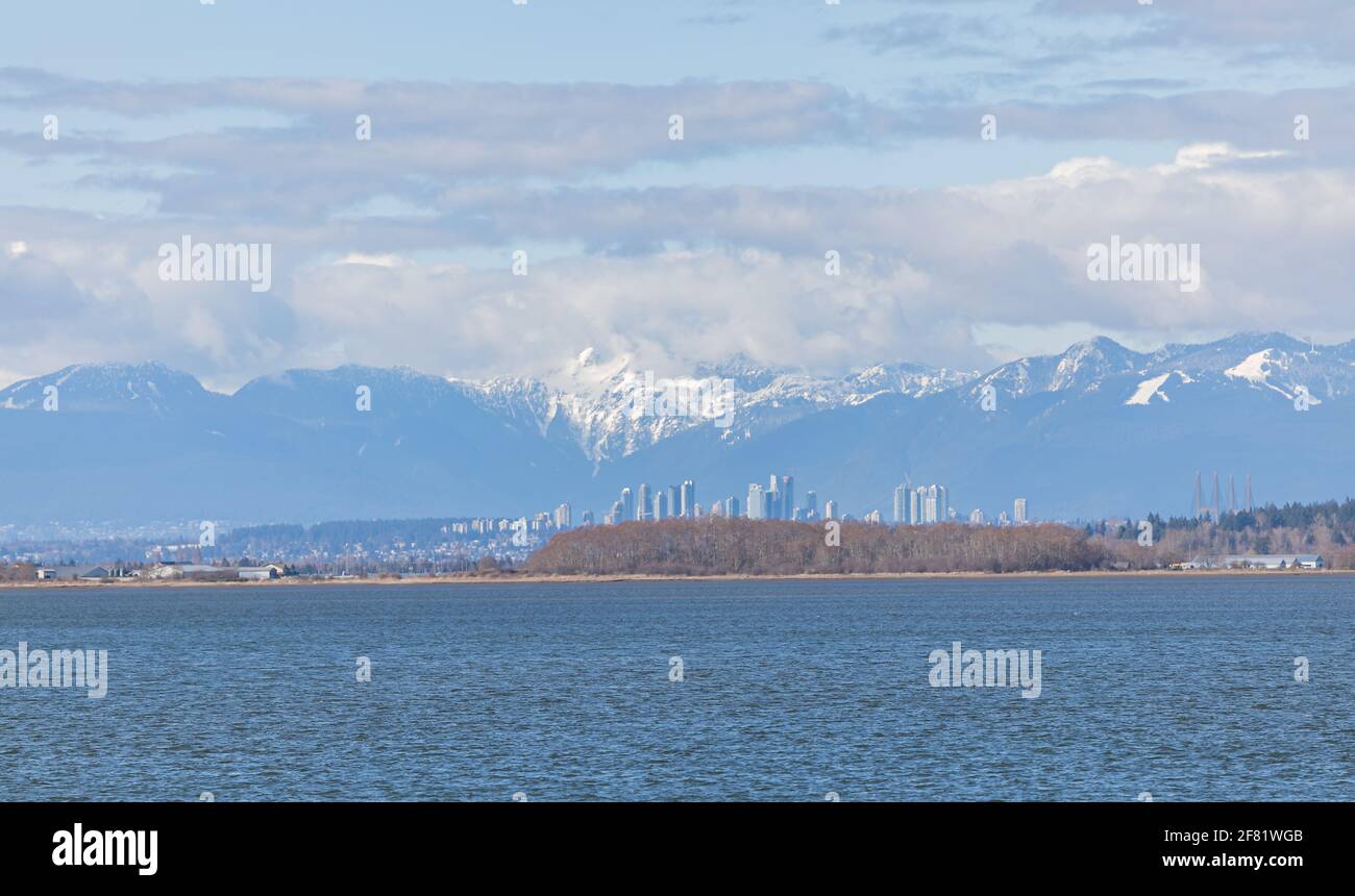 Belle vue sur la mer et la ville de Richmond en Colombie-Britannique et belles montagnes en arrière-plan. Vue sur la rue, photo de voyage, Banque D'Images