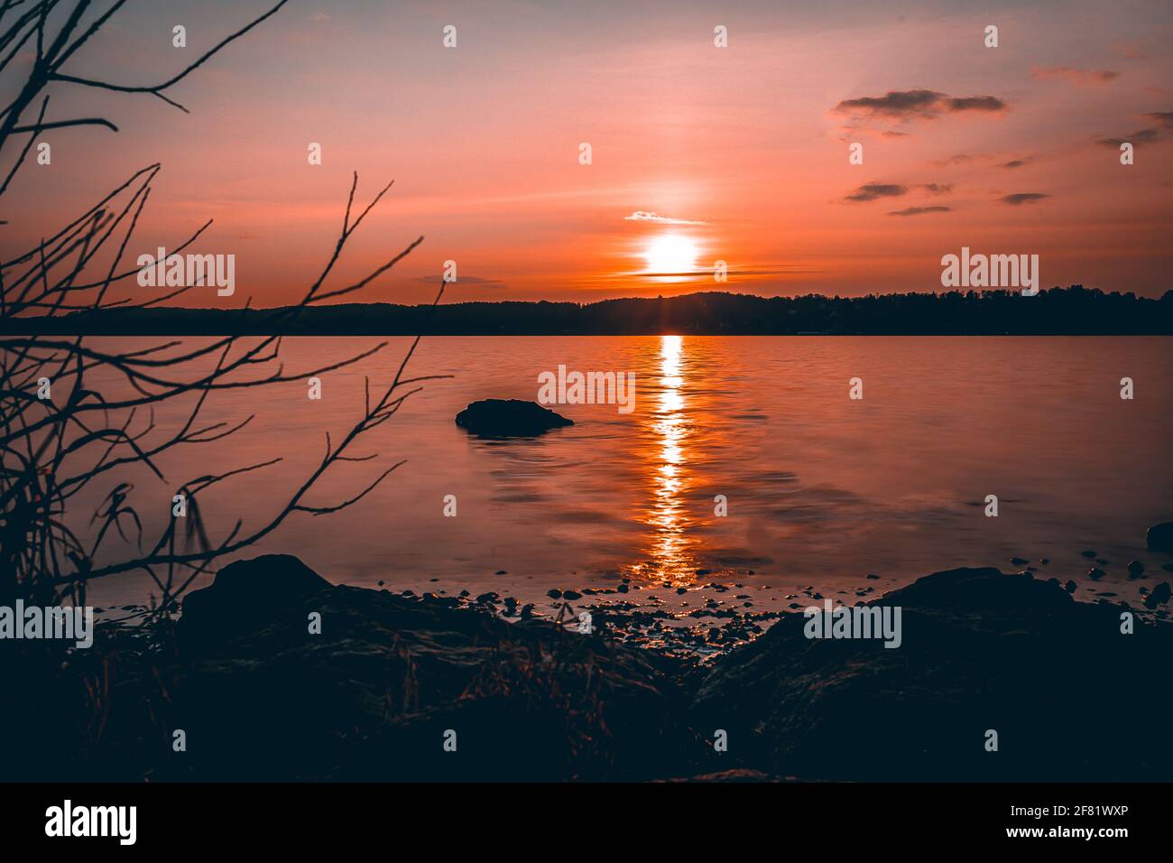 Ici vous pouvez voir le coucher du soleil sur le lac. Le lac est le Starnberger See près de Munich. Banque D'Images