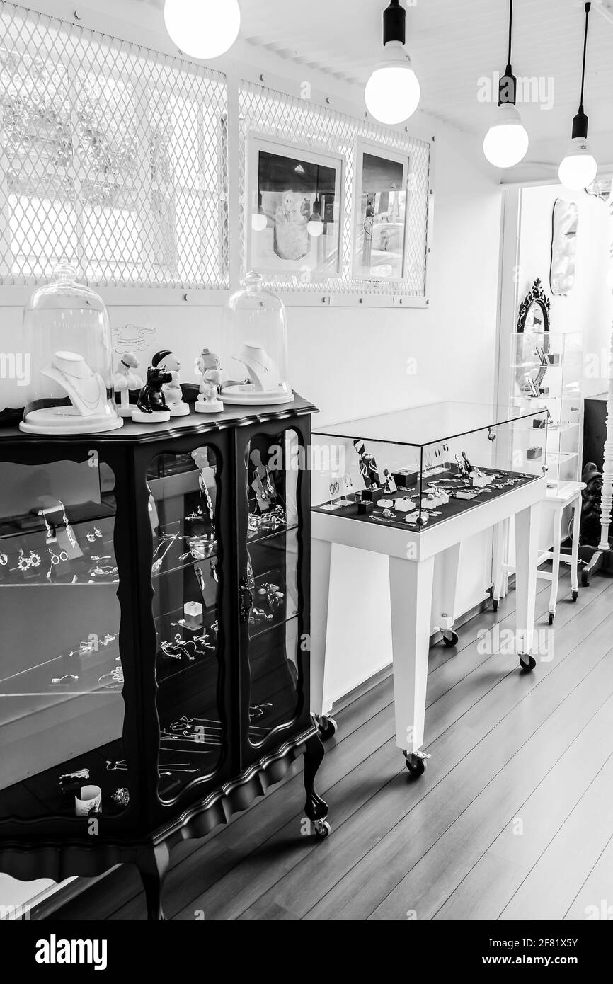 JOHANNESBURG, AFRIQUE DU SUD - 13 mars 2021: Johannesburg, Afrique du Sud - 05 décembre 2012: Intérieur intérieur d'un bijou de créateur fait à la main stor Banque D'Images