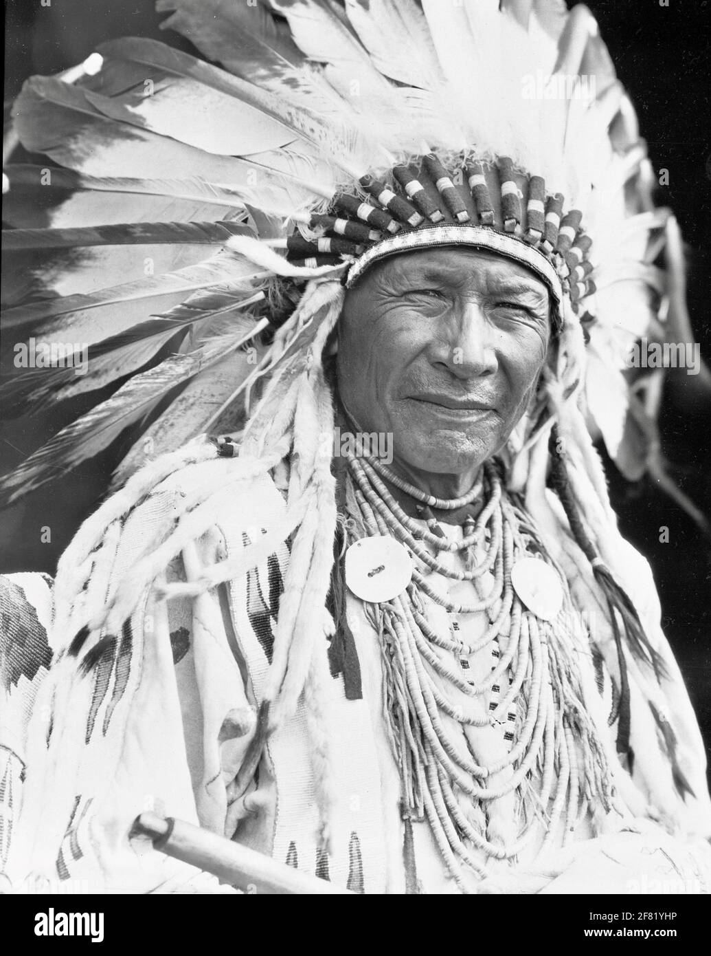 Canard en chef de la nation Siksika en costume tribal traditionnel avec robe de tête. Photographie prise en 1910 par Harry Pollard de Calgary. Banque D'Images
