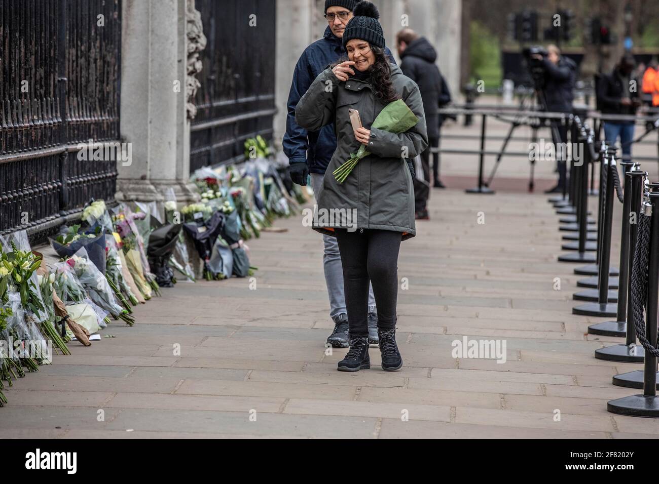 Bien des wishers posent des fleurs pour montrer leur respect pour le duc d'Édimbourg à l'extérieur de Buckingham Palace après que le Palais a annoncé sa mort vendredi, Londres, Royaume-Uni crédit: Jeff Gilbert/Alamy Live News Banque D'Images