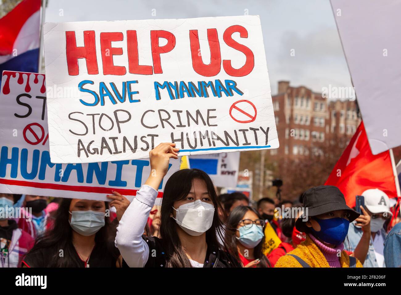Washington, DC, Etats-Unis, 10 avril 2021. En photo : une femme porte un panneau demandant l'aide du monde au Myanmar pour protester contre le récent coup d'État militaire. Crédit : Allison C Bailey/Alay Live News Banque D'Images