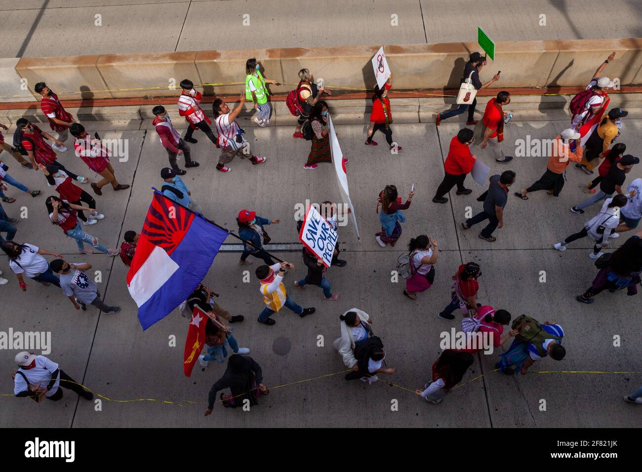 Washington, DC, Etats-Unis, 10 avril 2021. Photo : des centaines de manifestants défilent sous le cercle DuPont lors d'une manifestation contre le coup d'État en Birmanie. Crédit : Allison C Bailey/Alay Live News Banque D'Images