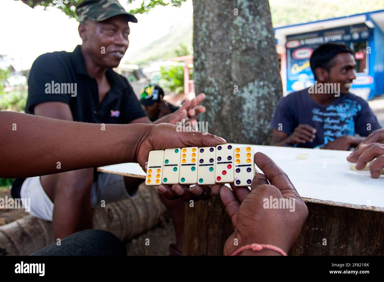 Hommes jouant des dominos, île Maurice Banque D'Images