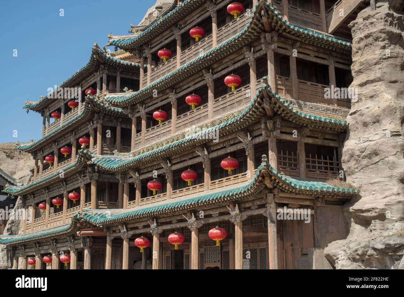 Les pavillons situés à l'extérieur des grottes 5 et 6 de Yungang Grottes, les temples des grottes bouddhistes, site classé au patrimoine mondial de l'UNESCO, Shanxi, Chine. Banque D'Images