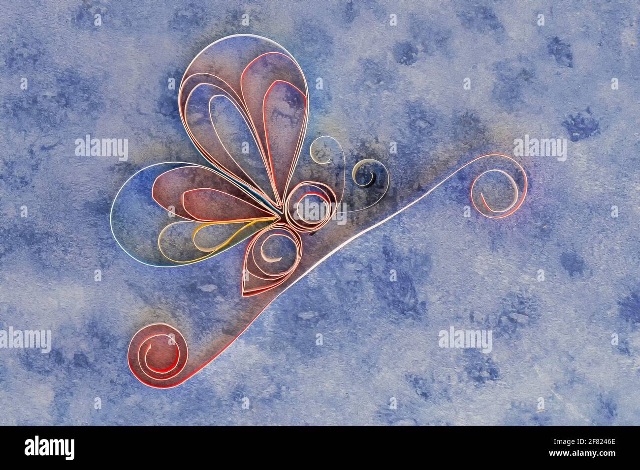 Un papillon sur une branche sur un fond bleu clair stylisé avec la technique artistique connue sous le nom de papier de remplissage Banque D'Images