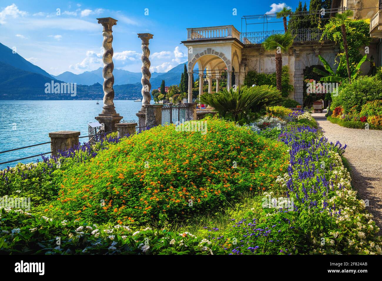 Magnifique jardin ornemental en bord de mer avec allées fleuries, Varenna, lac de Côme, Lombardie, Italie, Europe Banque D'Images