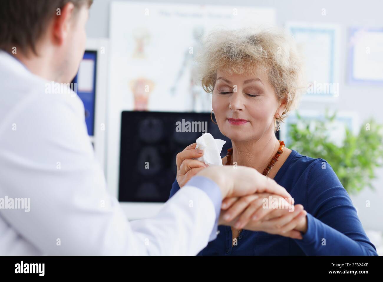 Le médecin soutient avec compassion les femmes âgées lors d'un rendez-vous médical Banque D'Images