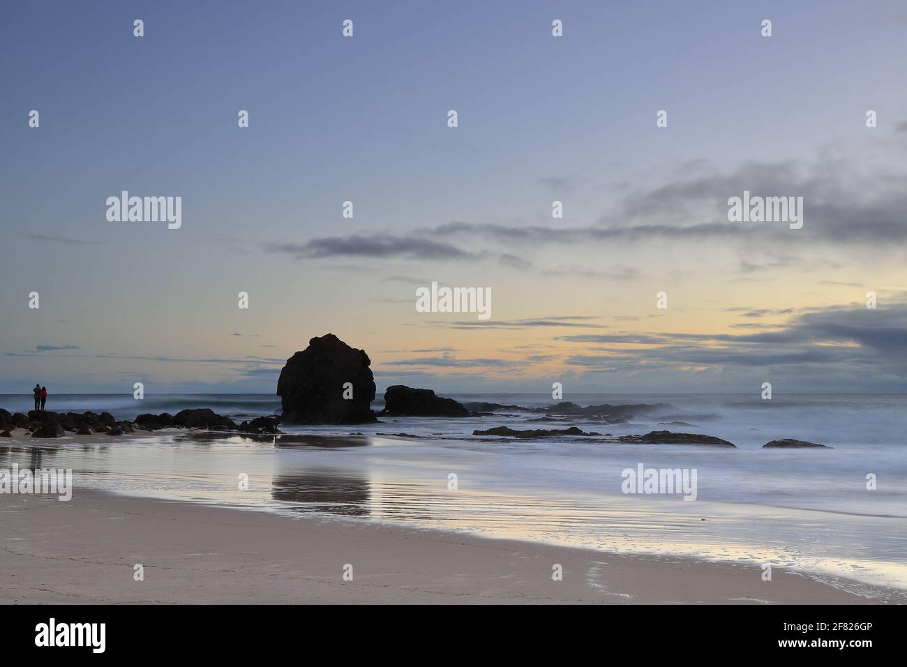 Currumbin Rock au lever du soleil à Currumbin Beach, Gold Coast, Queensland, Australie Banque D'Images