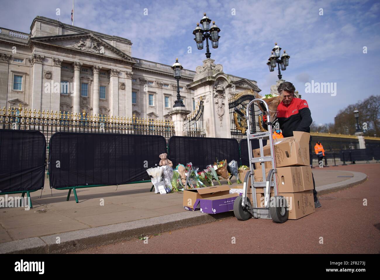 Un liveur de la DPD livre des boîtes de fleurs à Buckingham Palace, Londres, suite à l'annonce du décès du duc d'Édimbourg à l'âge de 99 ans, le vendredi 6 avril. Date de la photo: Dimanche 11 avril 2021. Banque D'Images