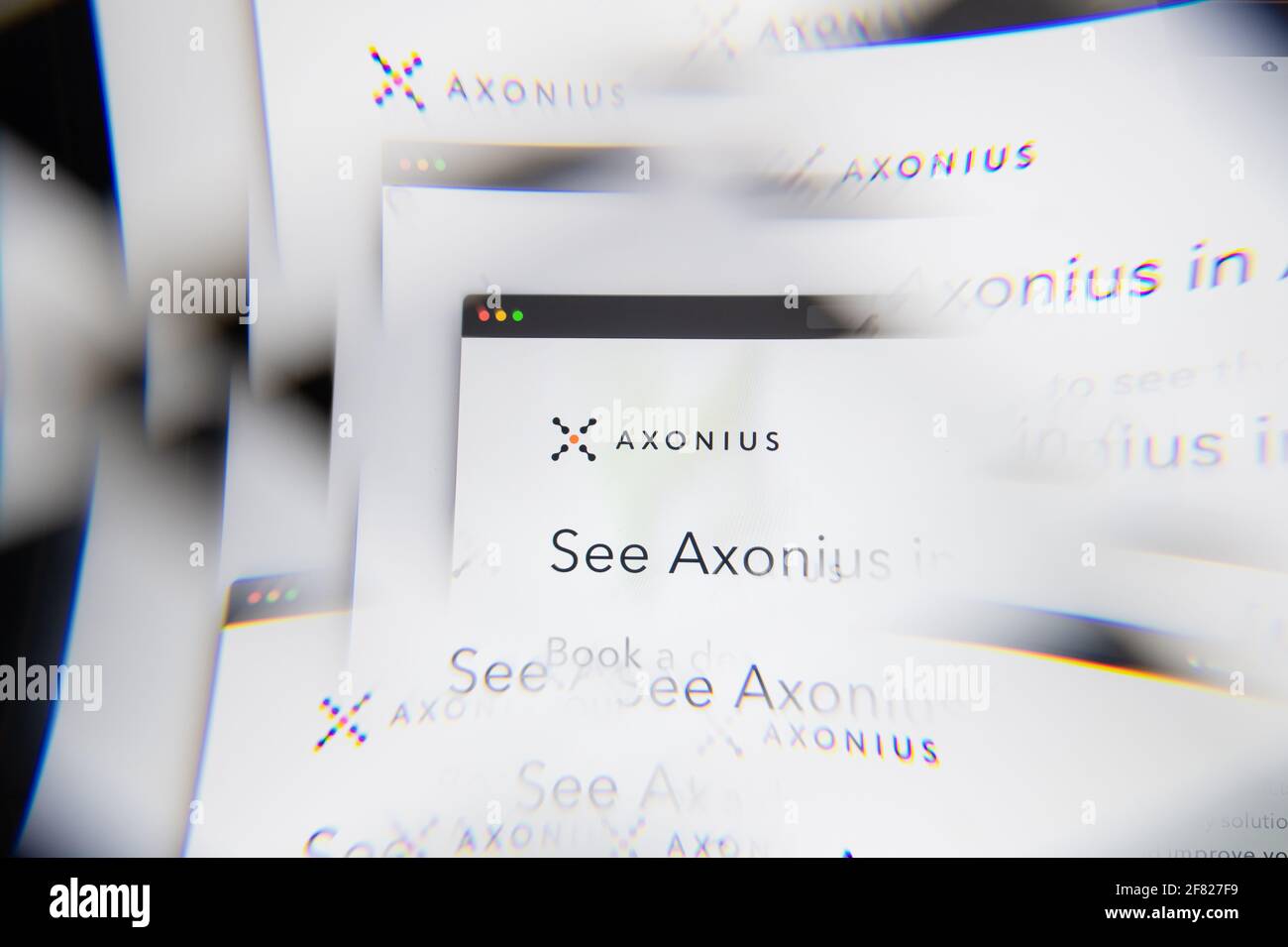 Milan, Italie - 10 AVRIL 2021 : logo Axonius sur écran d'ordinateur portable vu à travers un prisme optique, interprétation créative. Image dynamique et unique d'Axo Banque D'Images