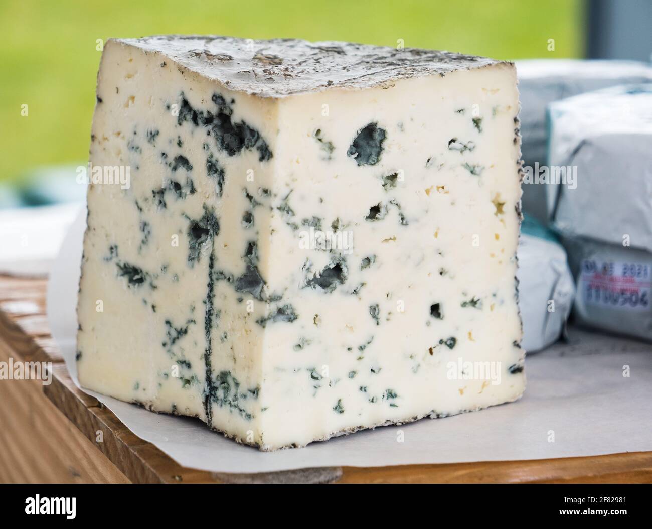 Fromage bleu stilton d'artisan biologique sur un marché agricole. Banque D'Images