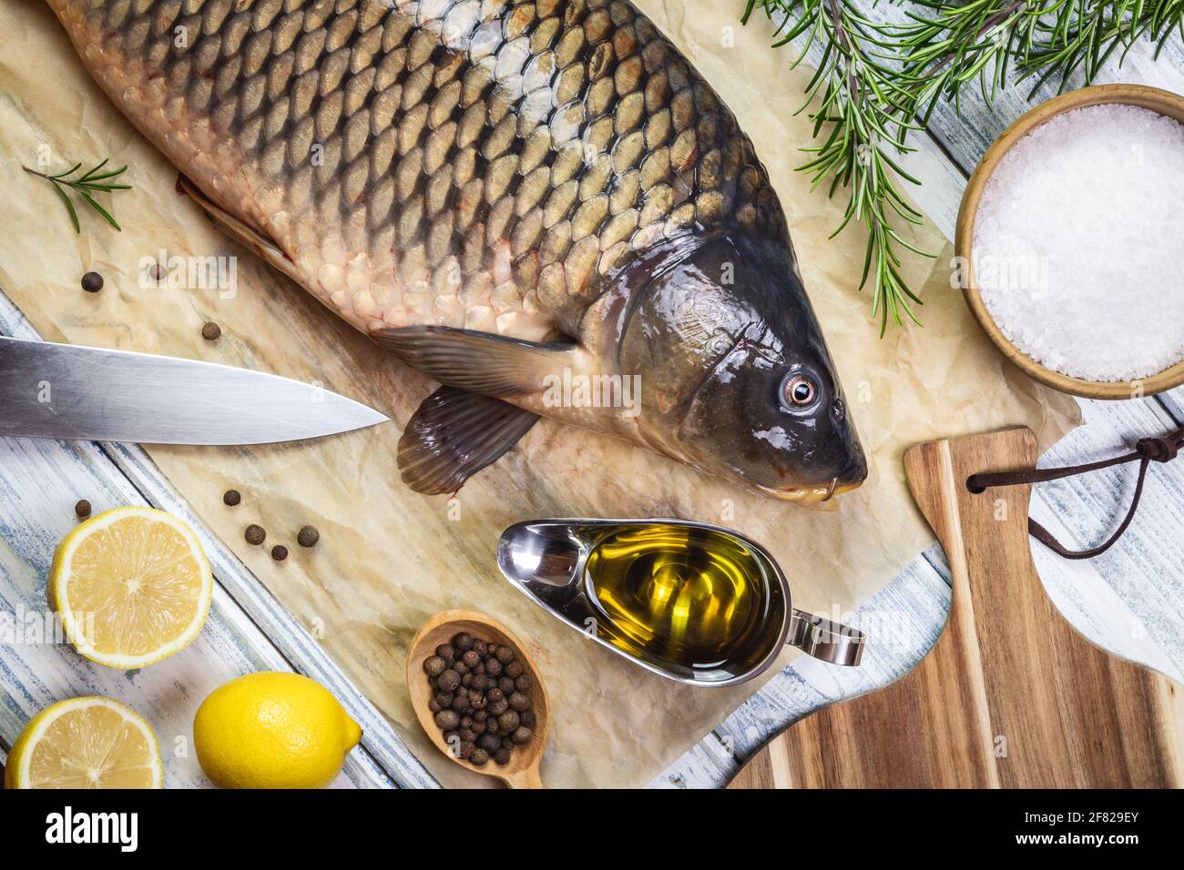 Préparer et cuisiner des aliments sains. Carpe, assaisonnement aux herbes et ingrédients sur la table Banque D'Images
