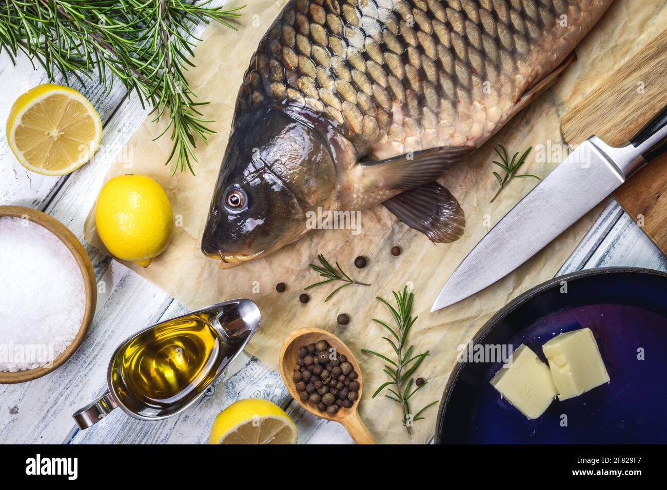 Préparer des aliments sains. Poisson-carpe et ingrédients sur la table. Cuisine dans la cuisine. Pose à plat Banque D'Images